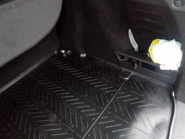 Резиновый коврик в багажник Renault Megane 3 УНИВЕРСАЛ с бортиком
